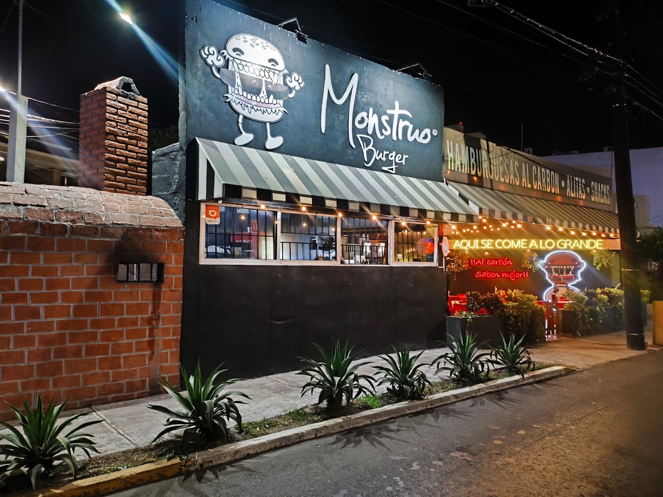 Monstruo Burger al carbón "flamingos"