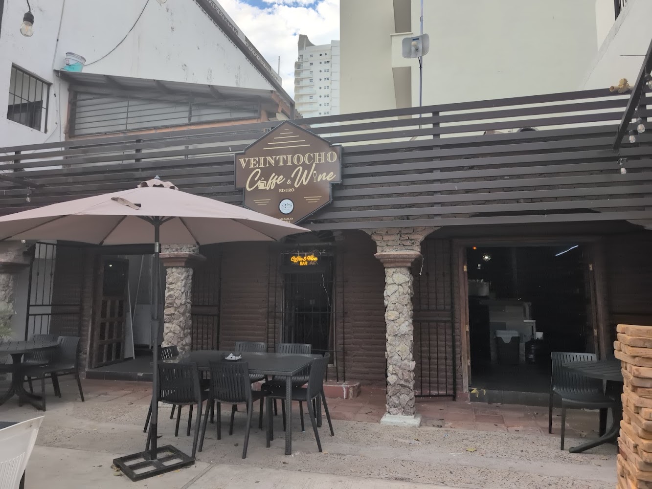 Veintiocho Food & Drink