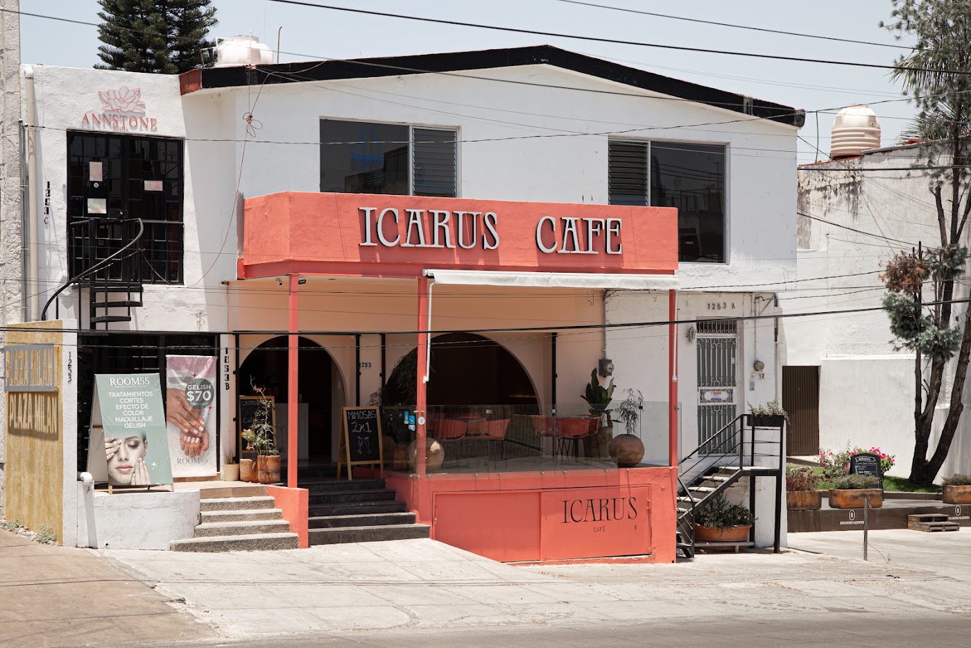 Icarus Café