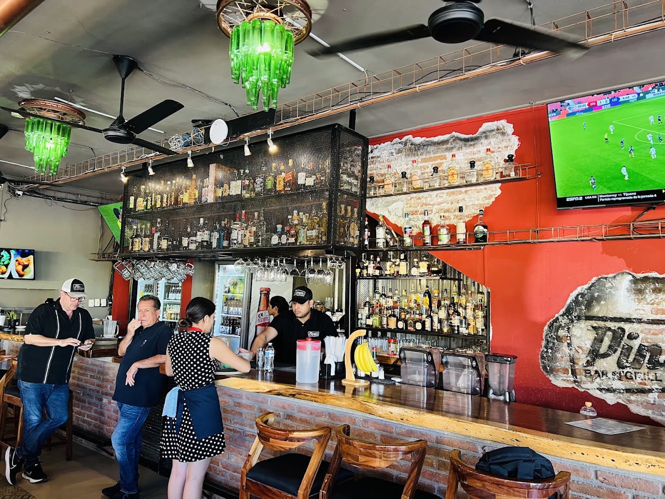 PINUPS FUN & GRILL Comida, Diversión y Música en vivo