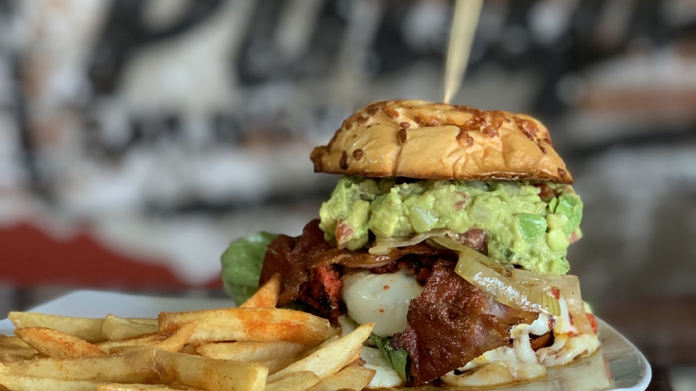 PINUPS FUN & GRILL Comida, Diversión y Música en vivo