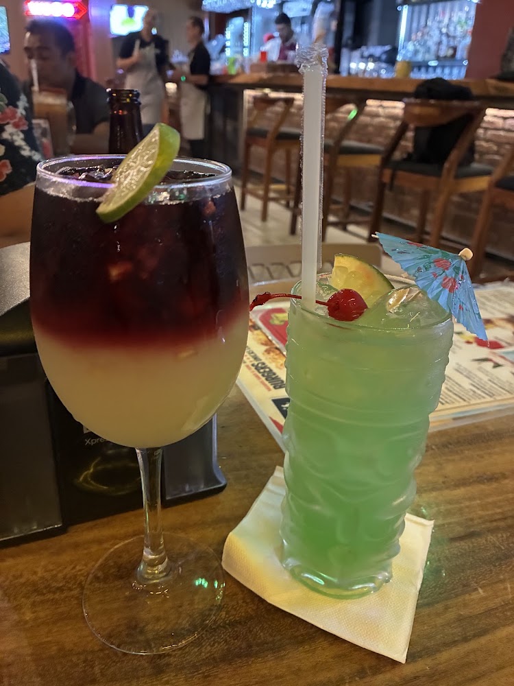PINUPS FUN & GRILL Comida, Diversión y Música en vivo