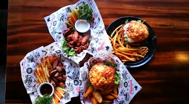 PINUPS FUN & GRILL Comida, Diversión y Música en vivo