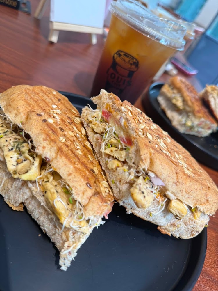 Louis Café