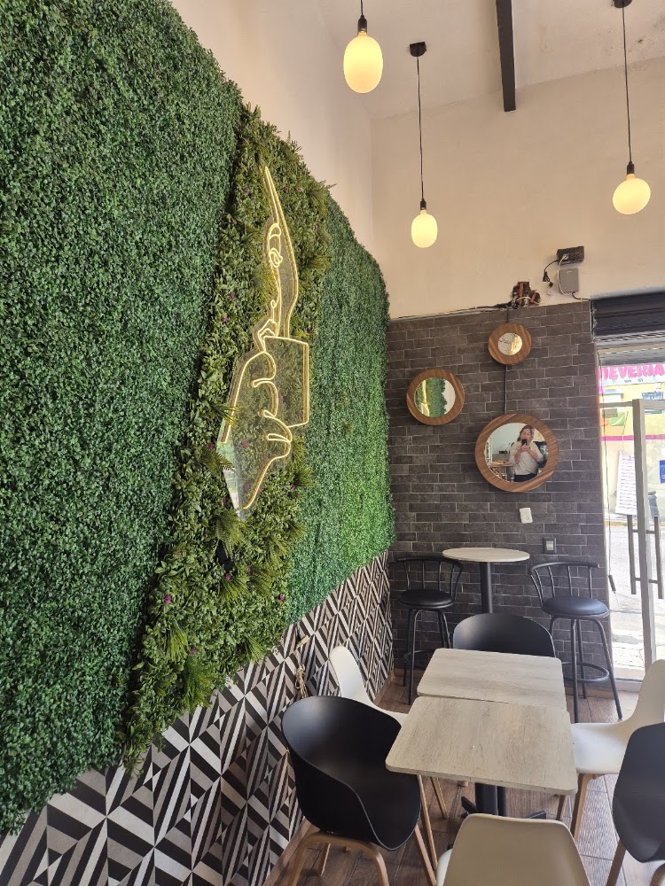 Louis Café