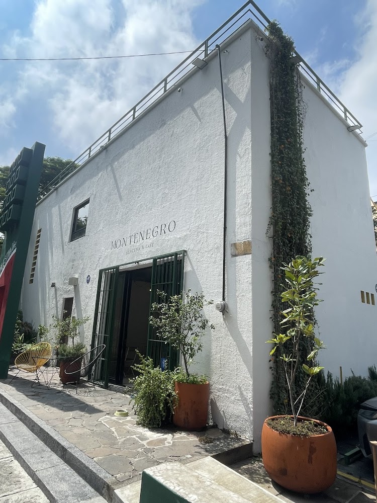 Montenegro, alacena y café