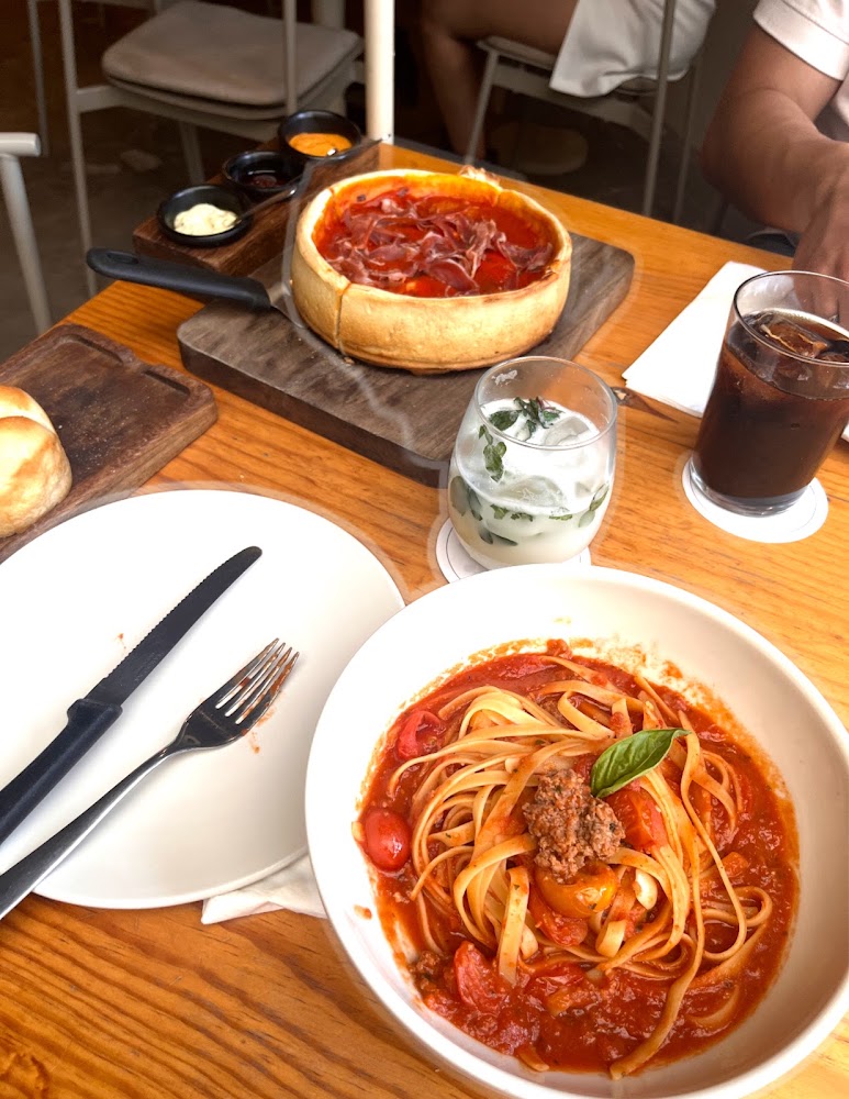 Vulcanos Chicago Style Pizza (Americana)