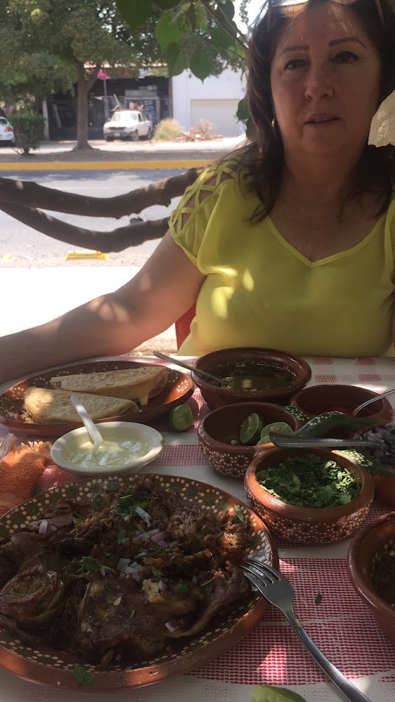 Tacos de Birria y borrego tatemado “Miju”