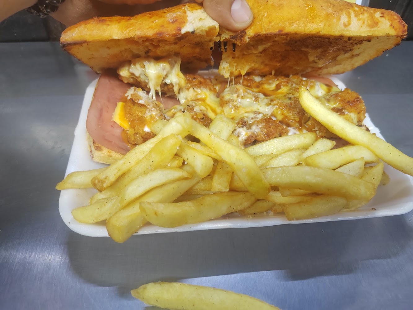 EL CLON DOGOS Y HAMBURGUESAS