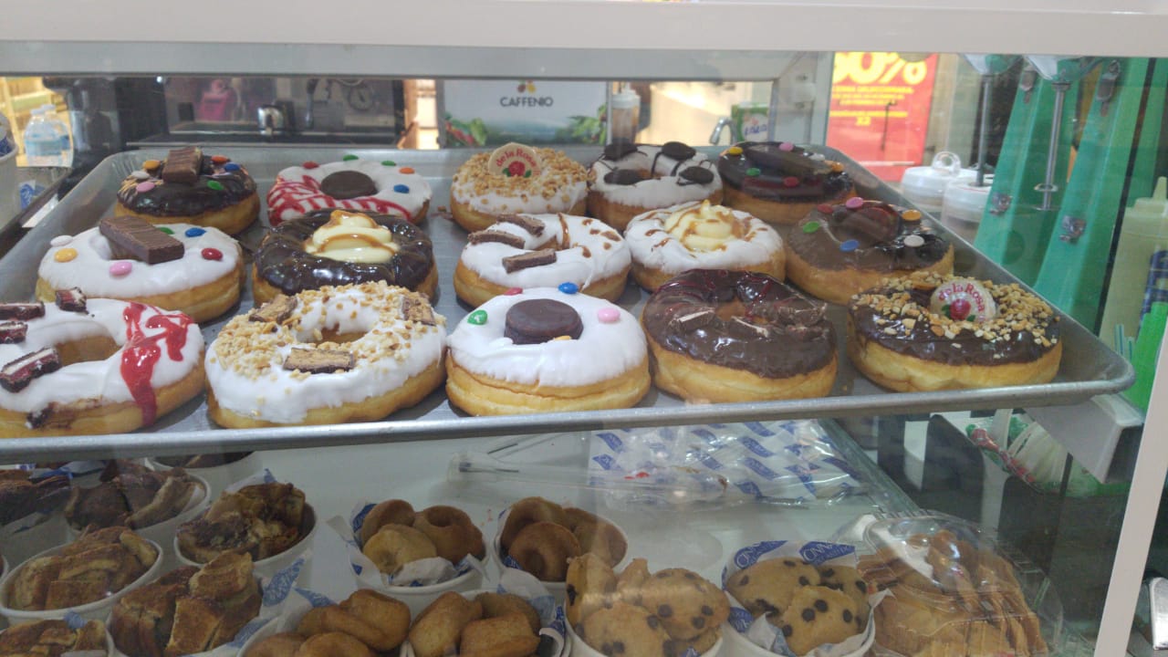 Rolln'Me Cinnamon roll & Donuts