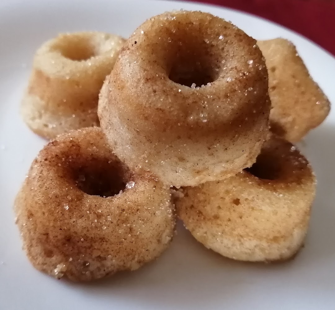 Rolln'Me Cinnamon roll & Donuts