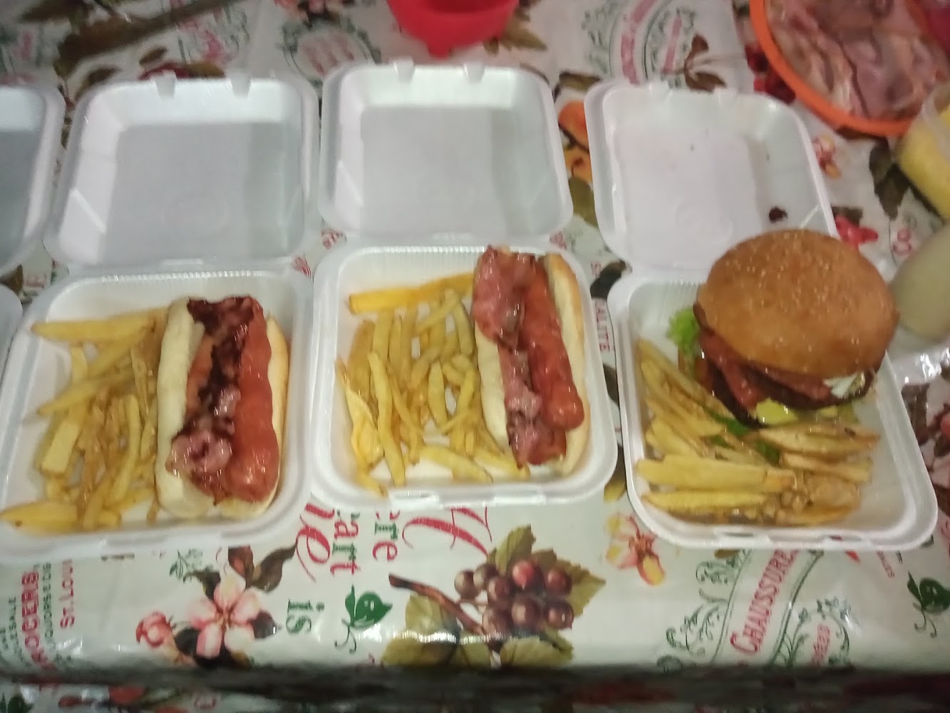 LA CACHONDA" Hot Dogs Y Hamburguesas"
