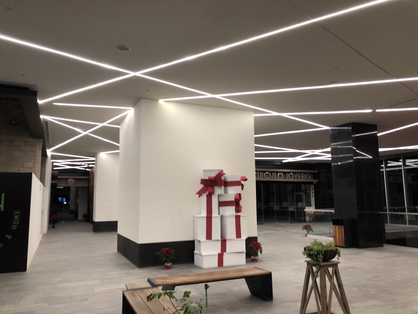 Lobby 33
