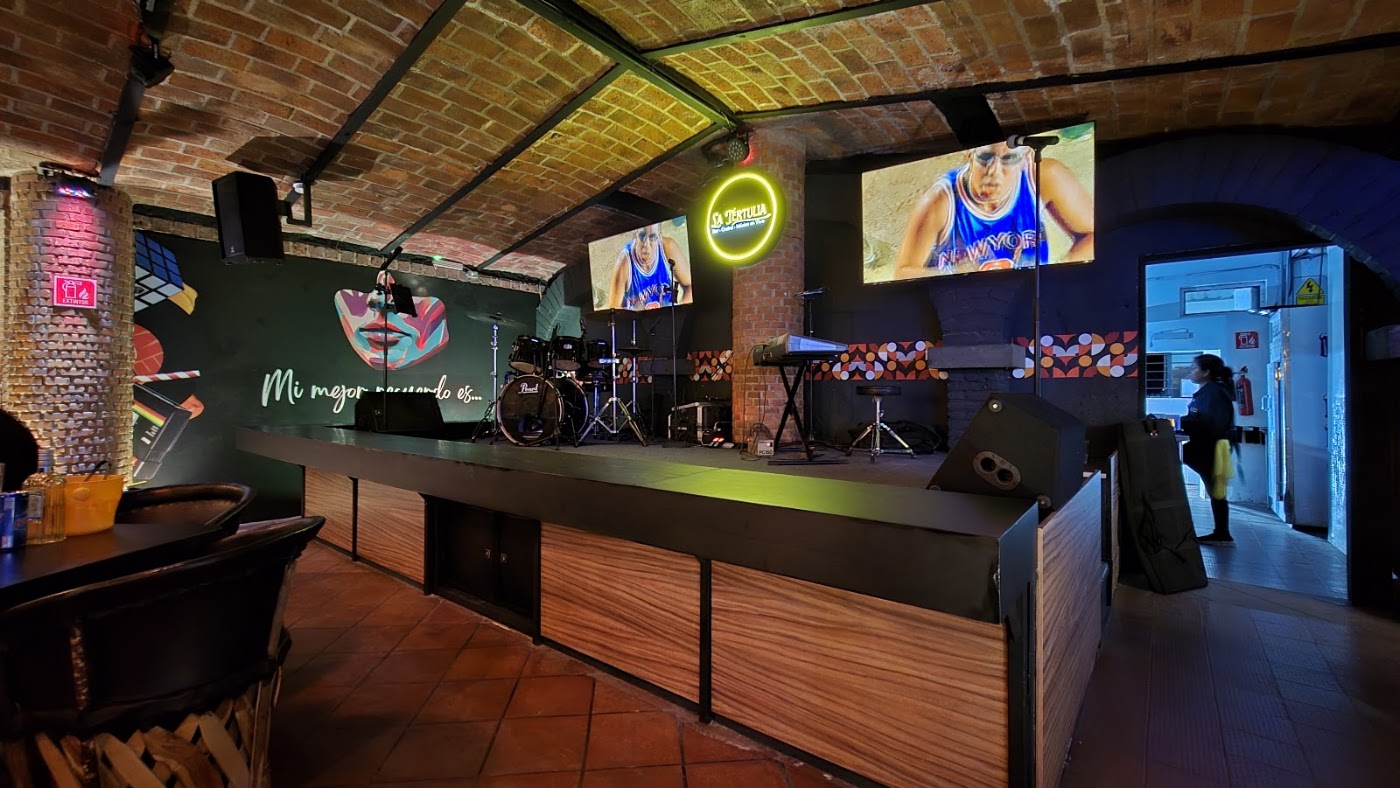 La Tertulia Bar · Cocina · Música en Vivo