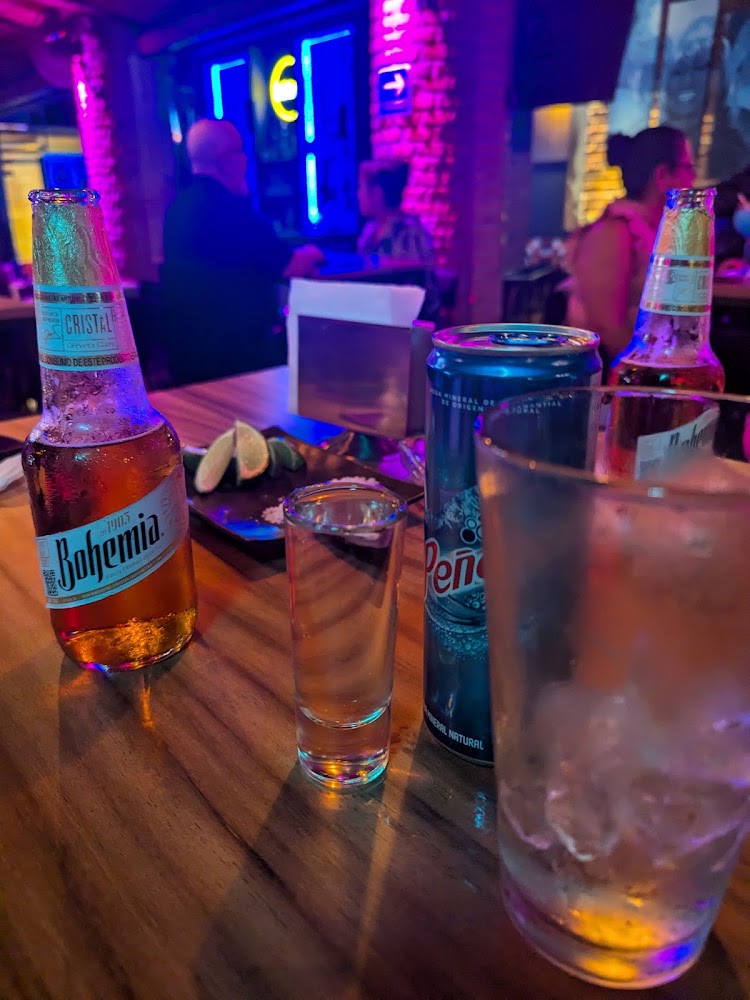 La Tertulia Bar · Cocina · Música en Vivo