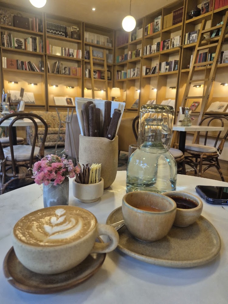 Damiana, Café y Libros