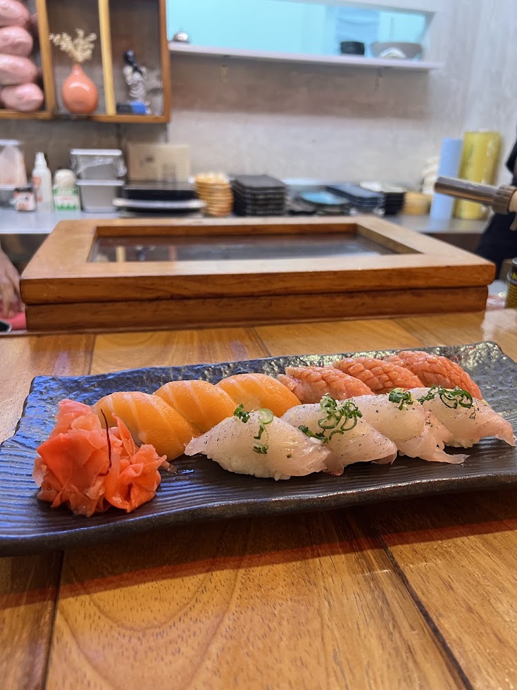 Tobiko nigiri room