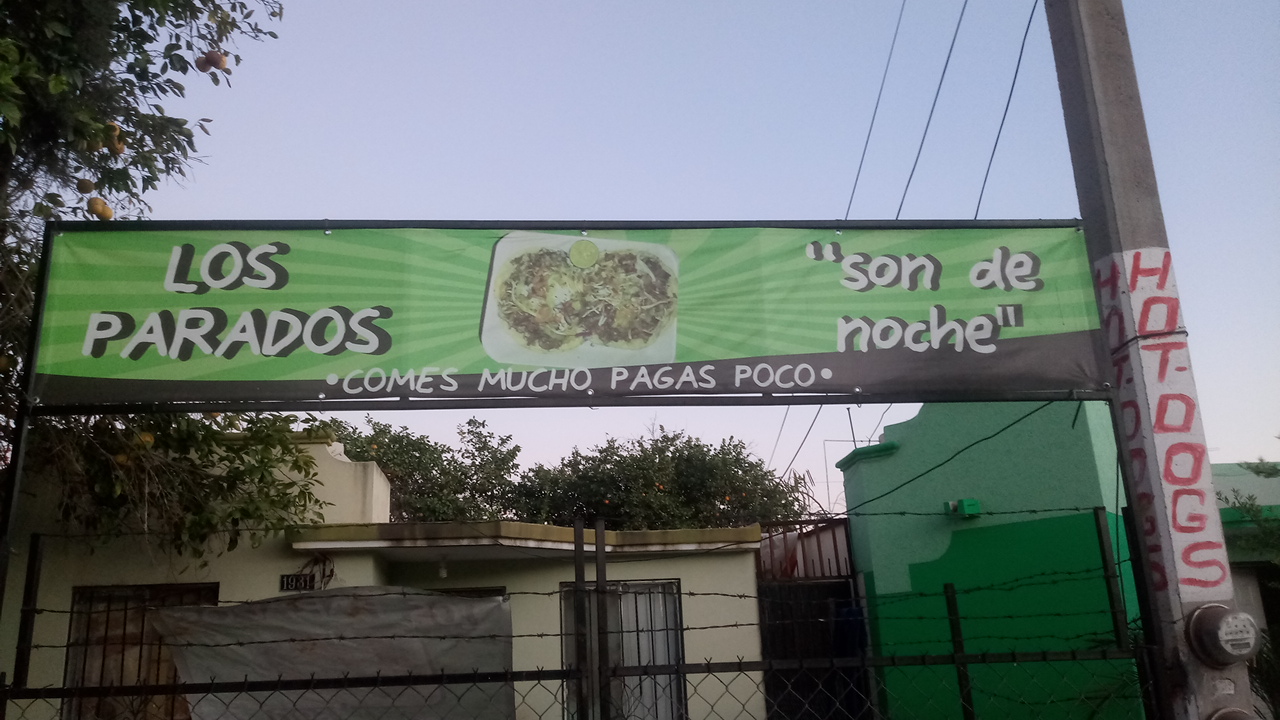 Tacos los Parados Son de Noche