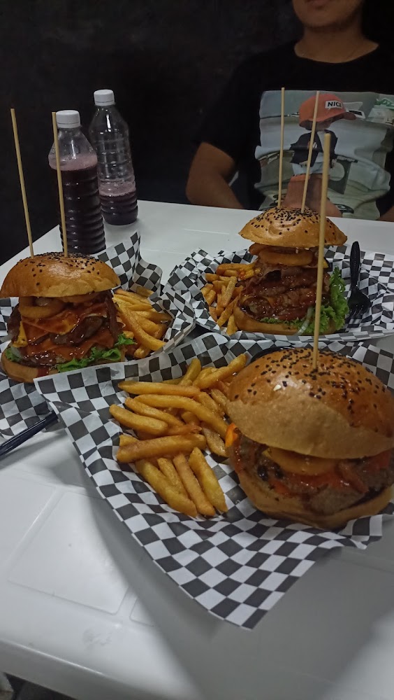 La Ofrecida Burgers & More