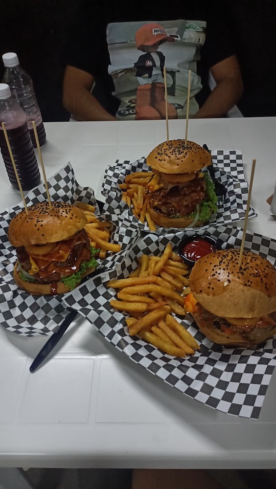 La Ofrecida Burgers & More