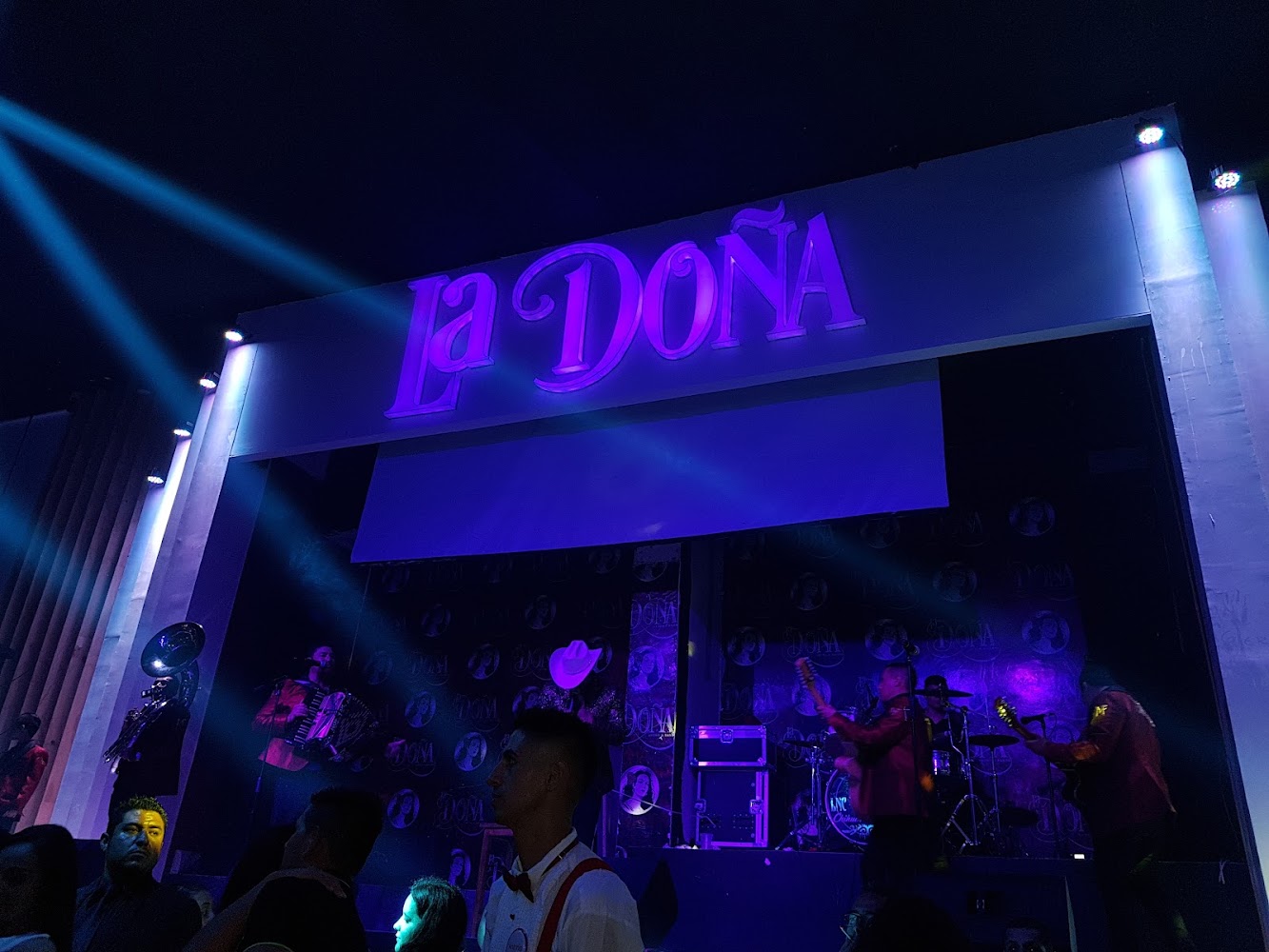 La Doña Antro & Banda