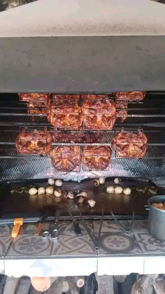 Pollos a la Leña Pollito Lindo