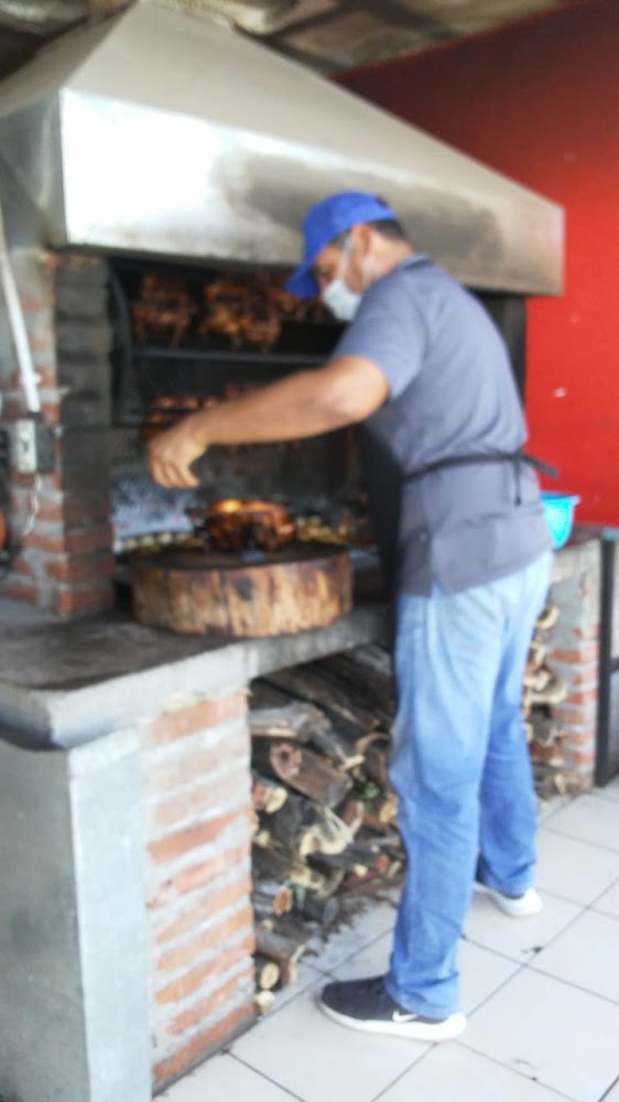 Pollos a la Leña Pollito Lindo