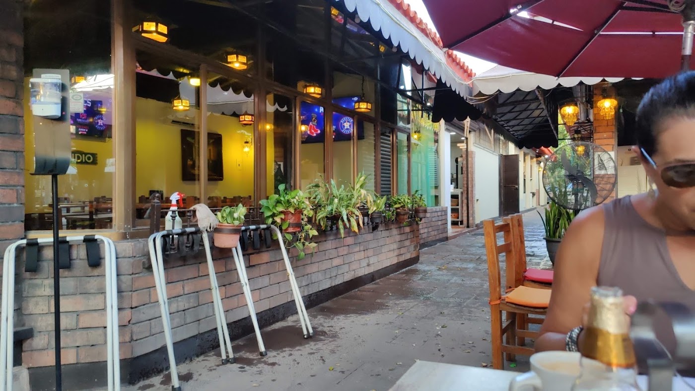 Gus & Gus Restaurant Bar & Grill