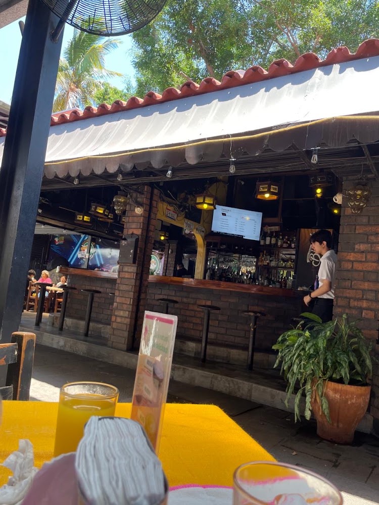 Gus & Gus Restaurant Bar & Grill