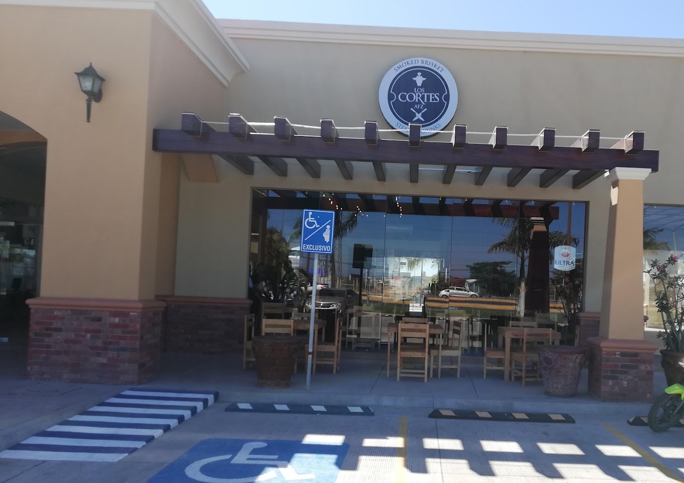 Los Cortes AFZ. Smoked Brisket, Steaks & Drinks "Plaza Carolinas"