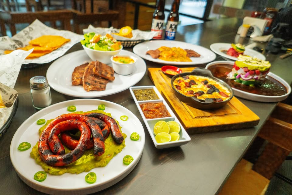 Los Cortes AFZ. Smoked Brisket, Steaks & Drinks "Plaza Carolinas"