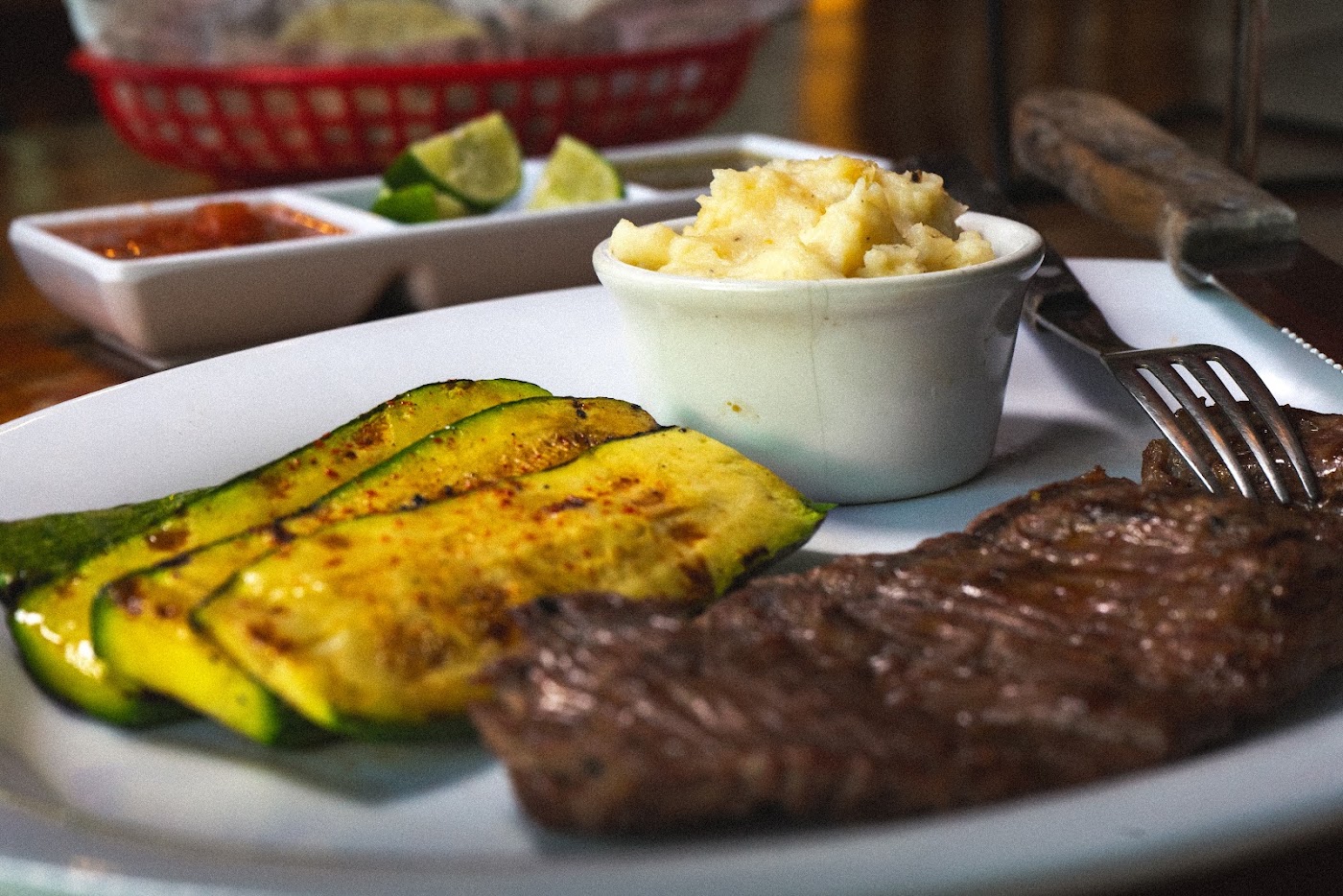 Los Cortes AFZ. Smoked Brisket, Steaks & Drinks "Plaza Carolinas"