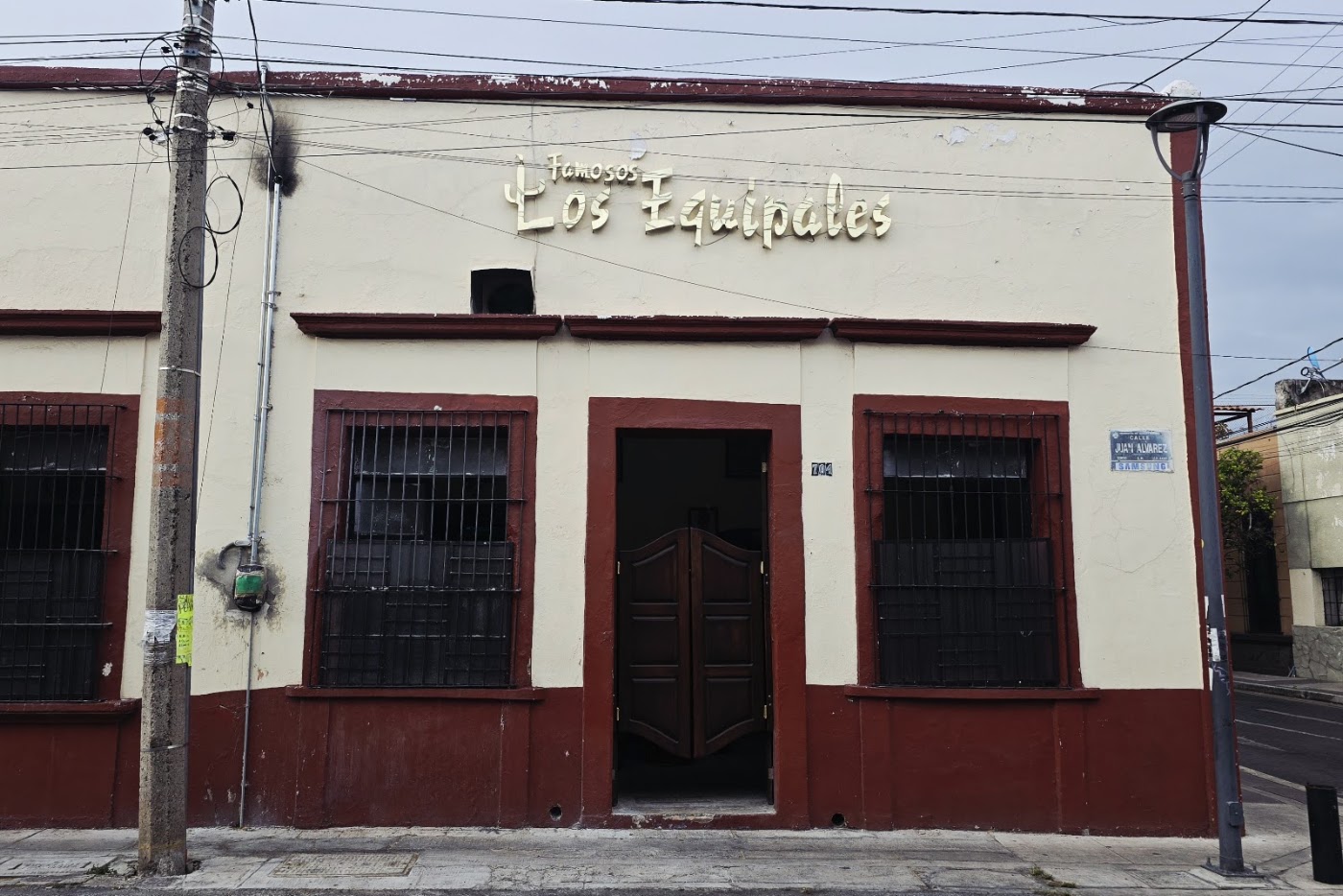 Los Famosos Equipales