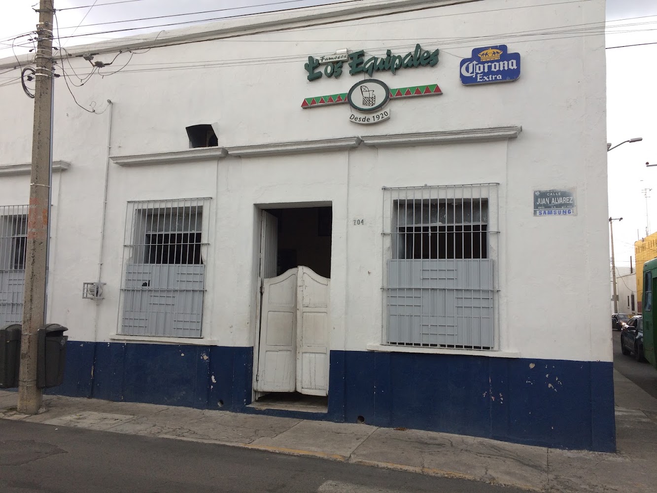 Los Famosos Equipales
