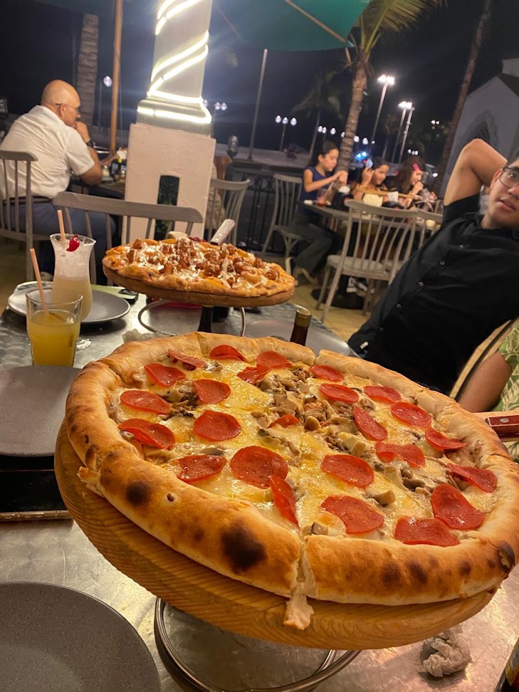 RRinos Pizza a la Leña & Bar · Olas Altas