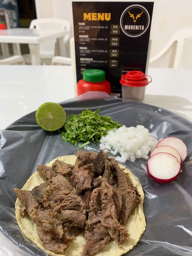 LA MORENITA CABEZA EN SU JUGO