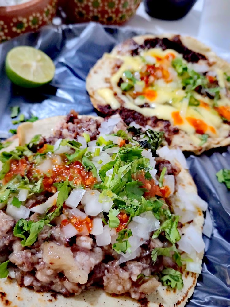 LA MORENITA CABEZA EN SU JUGO