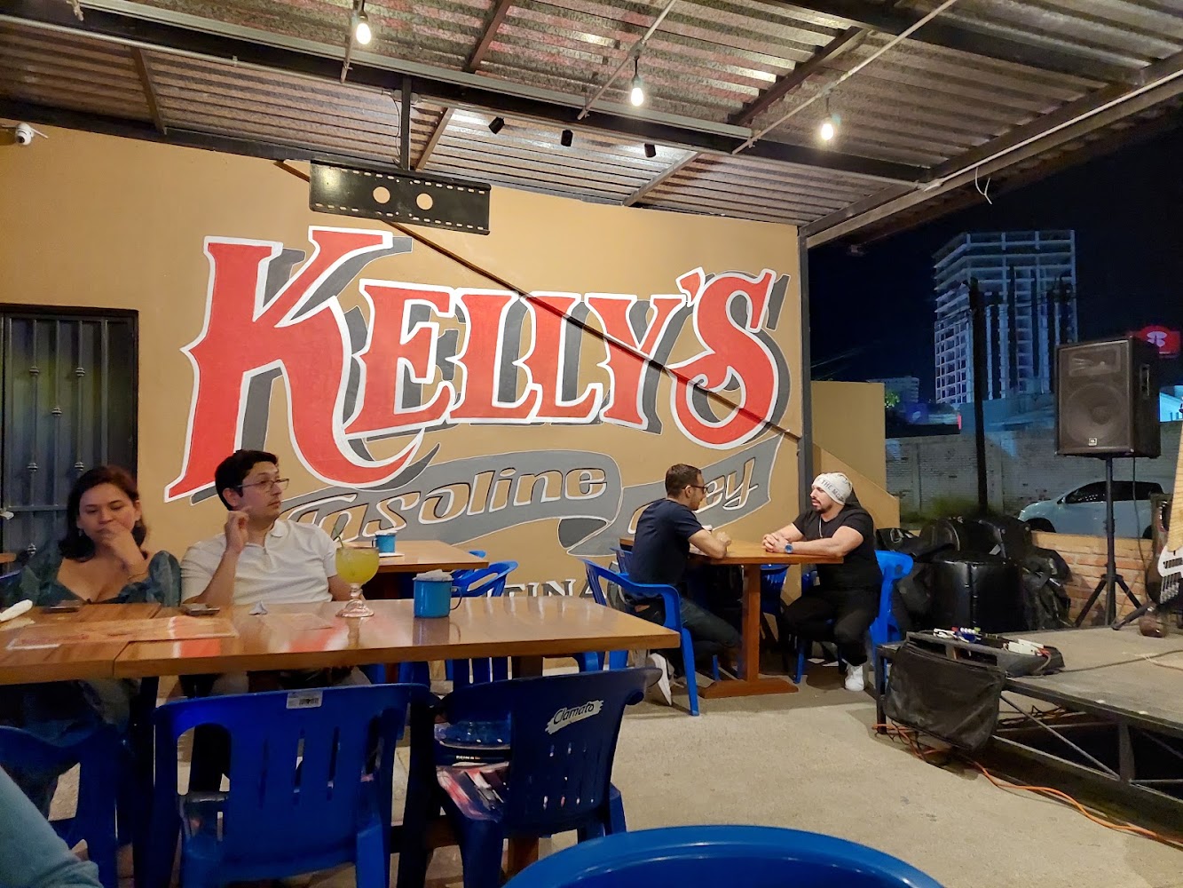 Kelly's Gasoline Alley bar n Restaurante
